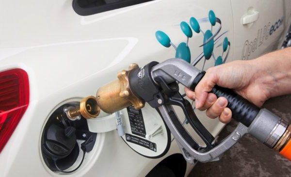 Como se reposta en un coche GLP